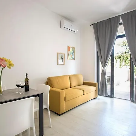 Urban Oasis With Patio For 5 Guests - Reserved Parking - Termini Rome