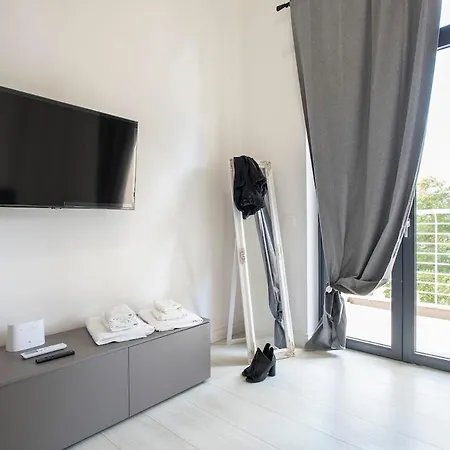 Urban Oasis With Patio For 5 Guests - Reserved Parking - Termini Apartment *