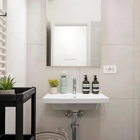 Apartment Urban Oasis With Patio For 5 Guests - Reserved Parking - Termini Rome
