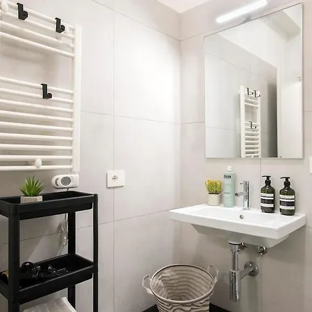 Urban Oasis With Patio For 5 Guests - Reserved Parking - Termini Apartment *