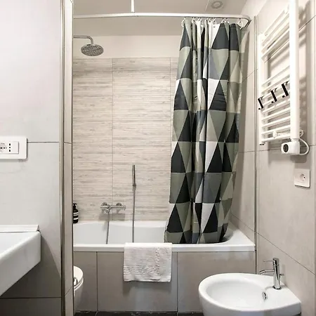 Apartment Urban Oasis With Patio For 5 Guests - Reserved Parking - Termini Rome