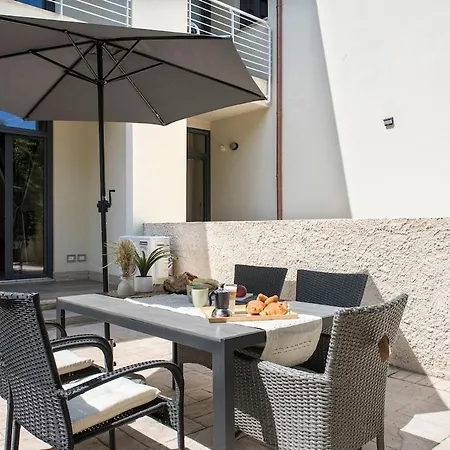 Urban Oasis With Patio For 5 Guests - Reserved Parking - Termini Apartment *