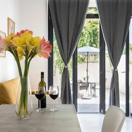 Apartment Urban Oasis With Patio For 5 Guests - Reserved Parking - Termini Rome