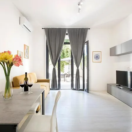 Urban Oasis With Patio For 5 Guests - Reserved Parking - Termini Apartment Rome