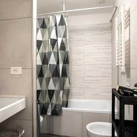 Apartment Urban Oasis With Patio For 5 Guests - Reserved Parking - Termini *