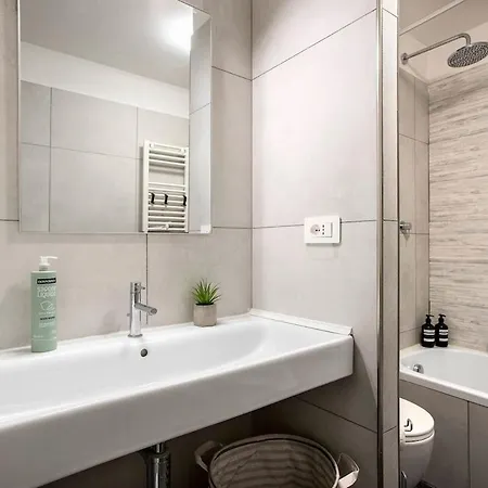 Urban Oasis With Patio For 5 Guests - Reserved Parking - Termini Apartment Rome