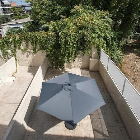 Urban Oasis With Patio For 5 Guests - Reserved Parking - Termini Apartment
