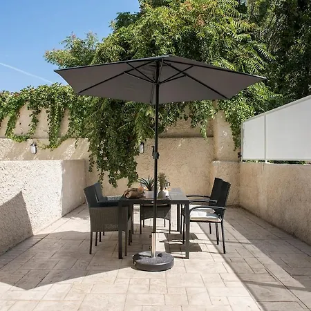 Urban Oasis With Patio For 5 Guests - Reserved Parking - Termini Apartment