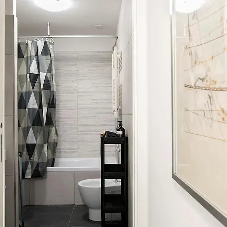 Apartment Urban Oasis With Patio For 5 Guests - Reserved Parking - Termini *