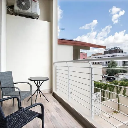 Apartment Urban Oasis With Patio For 5 Guests - Reserved Parking - Termini Rome